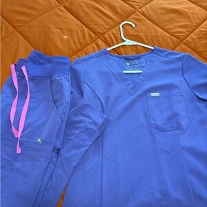 Figs purple scrub set!
Pants and shirt are XS.